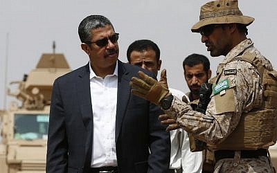 A member of the Saudi forces speaks to Yemeni Prime Minister Khaled Bahah (L) during his visit to the Saudi-led coalition military base (AFP PHOTO / AHMED FARWAN)