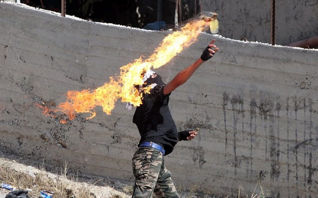 Photo of IDF uvádza, že vojaci spustili paľbu na Palestínčanov, ktorí hádzali zápalné fľaše a jedného zranili