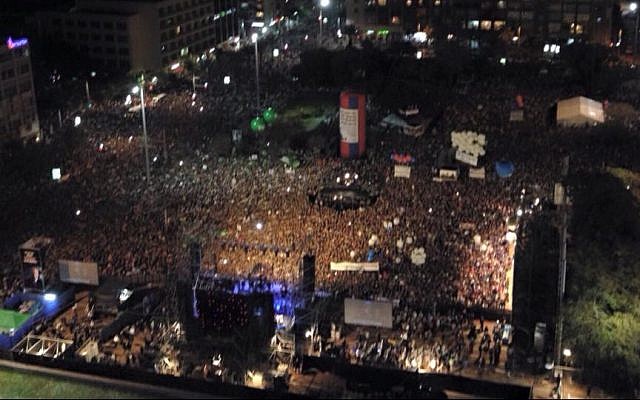 Tens of thousands attend a rally marking 20 years since the assassination of the late Israeli prime minister Yitzhak Rabin at Tel Aviv’s Rabin Square on October 31, 2015. (Dror Israel/Hanor Haoved Vehalomed, courtesy)