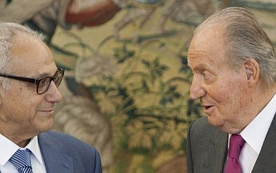 Spain's King Juan Carlos, right, speaks with Abraham Haim, chairperson of the governing Sephardic Community of Jerusalem, before their meeting in the Zarzuela Palace in Madrid, Spain, Thursday, March 13, 2014. (AP Photo/Abraham Caro Marin) 