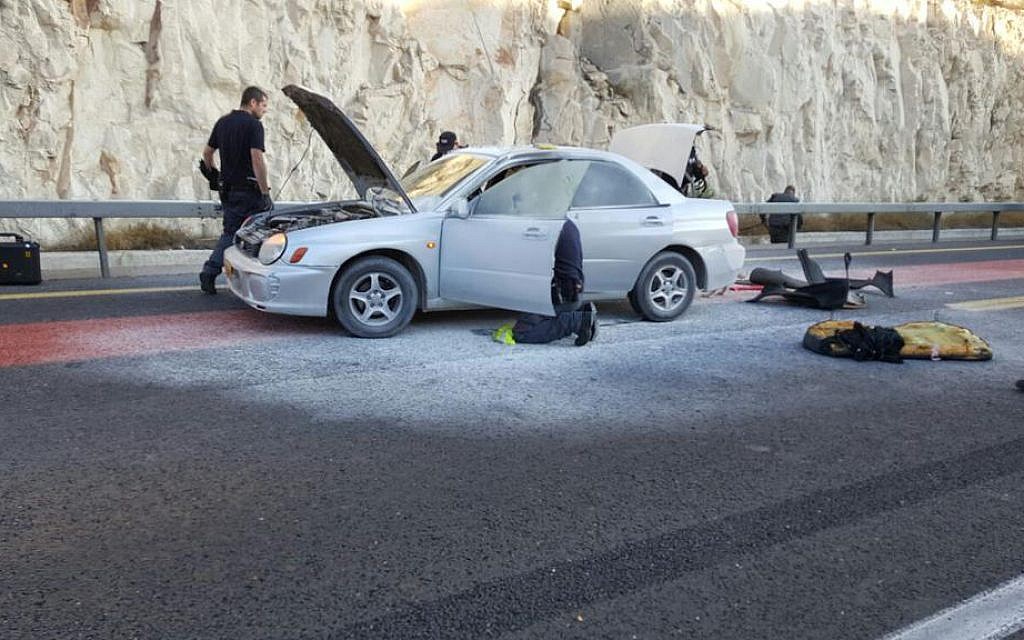 Police at the scene of an attempted suicide bombing near Ma'ale Adumim, just east of Jerusalem, on Sunday morning, October 11, 2015 (Israel Police)