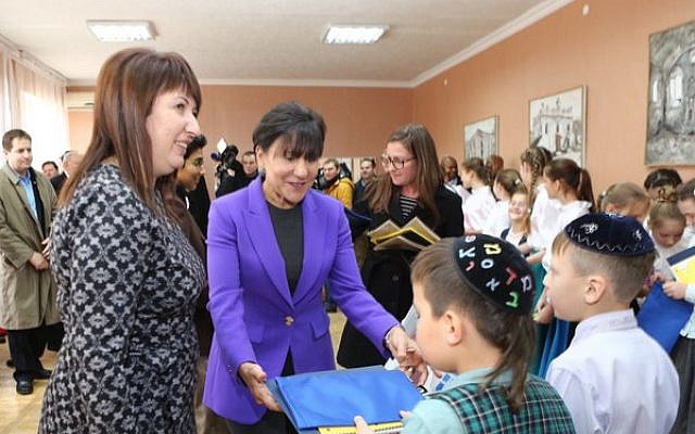 US Secretary of Commerce Penny Pritzker visits a Jewish school in the Ukrainian town of Belaya Tserkov on October 27, 2015. (US Embassy Kiev, Twitter)
