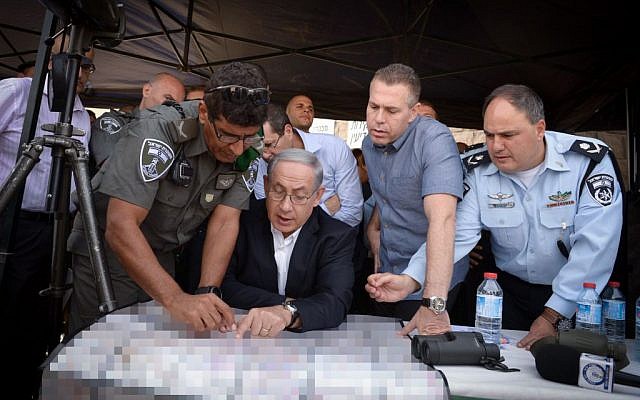 Benjamin Netanyahu, center, with Public Security Minister Gilad Erdan, second right, and police officials while touring East Jerusalem on September 16, 2015. (Amos Ben Gershom/GPO)