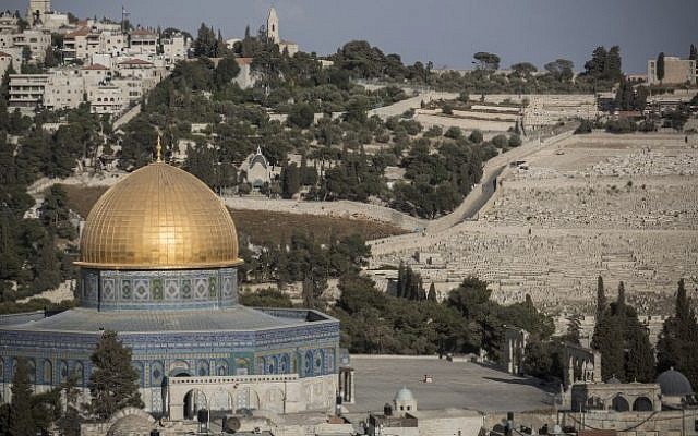 View of the Dome of the Rock on the Temple Mount in the Old City of Jerusalem, September 29, 2015 (Hadas Parush/Flash90)
