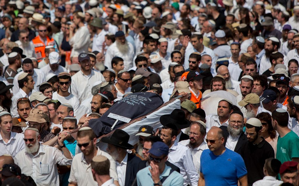 Friends and family carry the bodies of Israeli couple Naama and Eitam Henkin during their funeral at Har HaMenuchot Cemetery in Jerusalem on Friday, October 2, 2015. (Yonatan Sindel/Flash90)