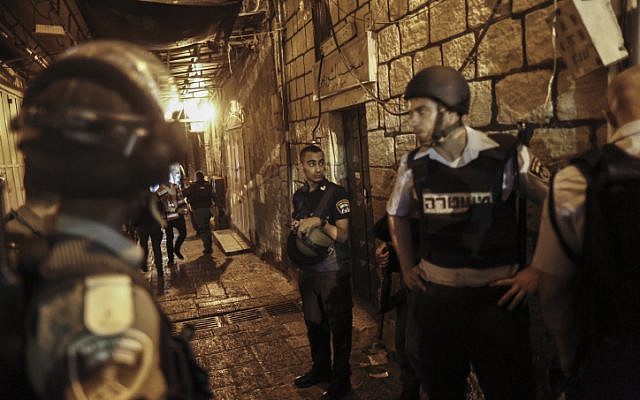 Israeli police near the scene of a stabbing attack in the Old City of Jerusalem on October 3, 2015 (Yonatan Sindel/Flash90)