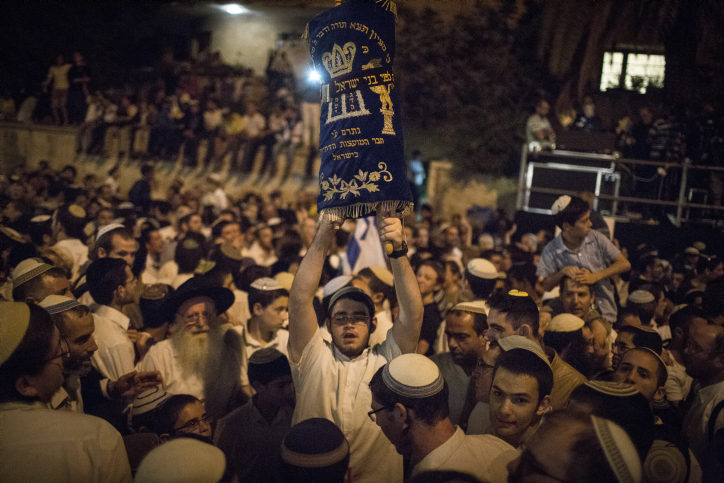 Demonstrators outside Prime Minister Benjamin Netanyahu's official residence in Jerusalem, October 05, 2015. (Hadas Parush/Flash90)