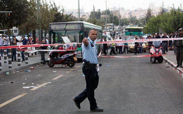 Police at the scene of a stabbing attack in Jerusalem on October 8, 2015. (Yonatan Sindel/Flash90)