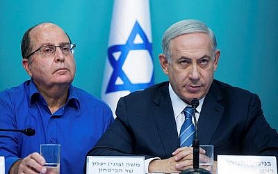 Prime Minister Benjamin Netanyahu (R) seen with Defense Minister Moshe Ya'alon during a press conference at the Prime Minister's Office in Jerusalem on October 8, 2015. (Yonatan Sindel/Flash90)
