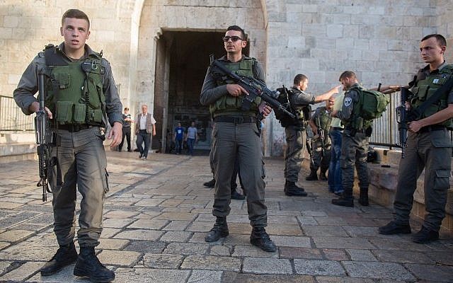 Illustrative: Border Police near the scene of an attempted stabbing at Damascus Gate in the Old City of Jerusalem on October 14, 2015. (Yonatan Sindel/Flash90)