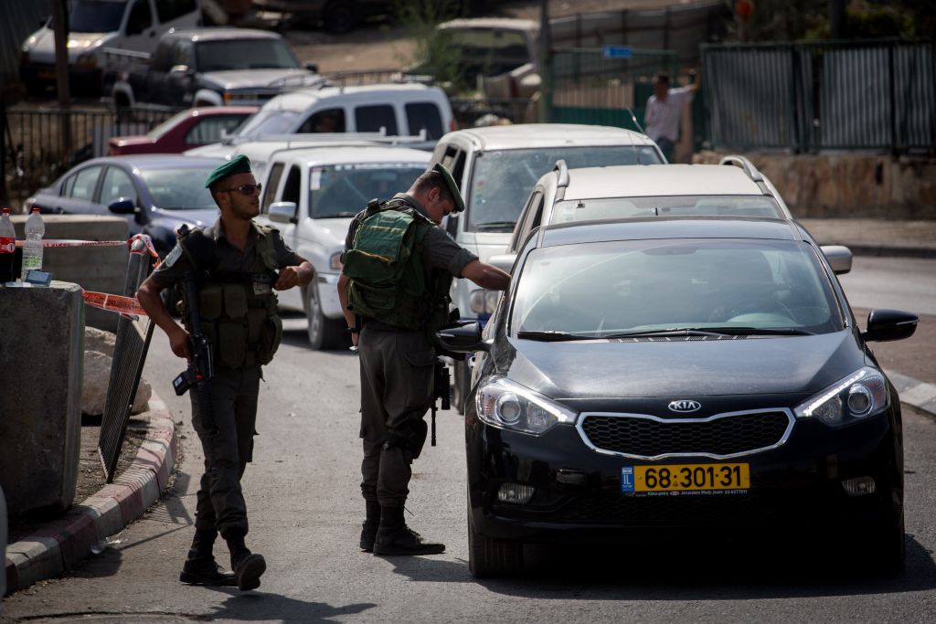 Israeli Border Police set up a checkpoint at the exit from the East Jerusalem neighborhood of Tzur Baher, bordering Armon Hanatziv, checking every Palestinian wanting to pass, on Friday, October 16, 2015. (Photo by Hadas Parush/Flash90)