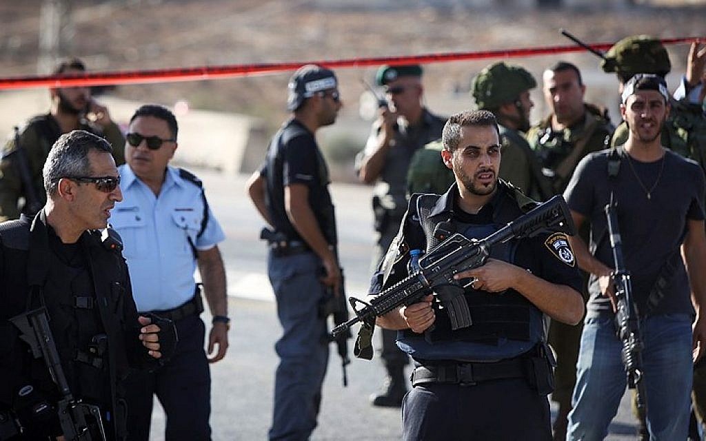 Israeli security forces seen at the scene where an Israeli soldier was severely wounded when she was stabbed by a Palestinian near the Adam junction, near the Hizme checkpoint north of Jerusalem. The stabber was shot and killed by security forces at the scene, the IDF said. October 21, 2015. (Yonatan Sindel/FLASH90)