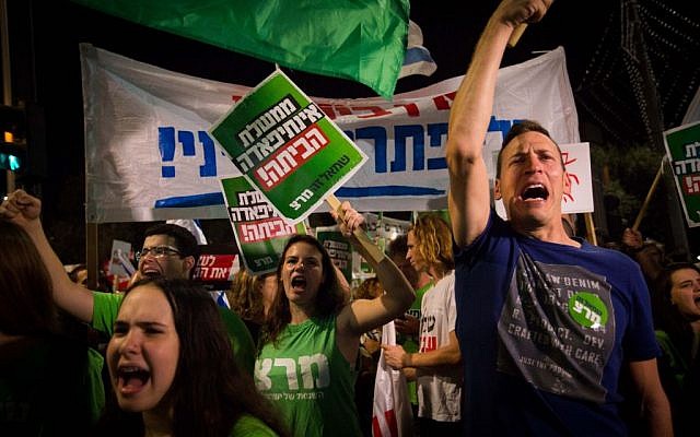 Thousands of Israelis attend a march organized by the 'Peace Now' movement from Rabin Square to the IDF headquarters in Tel Aviv on October 24, 2015. (Miriam Alster/FLASH90)