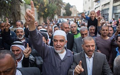 Sheikh Raed Salah, center, marches with supporters outside the Jerusalem District Court on October 27, 2015. (Yonatan Sindel/Flash90)