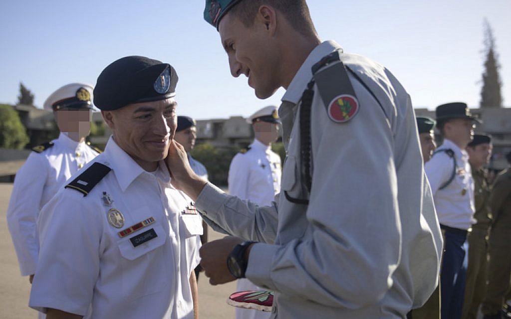 US Army 1st Lt. Mauricio Jesus Izaguirre completes the IDF's officer training course outside of Mitzpe Ramon on Oct. 21, 2015. (Hadar Ben-Simon/IDF Spokesperson's Unit)