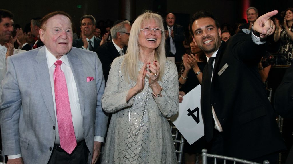 Sheldon Adelson and Dr. Miriam Adelson, with AFMDA Western Region Director Erik Levis, enjoy the comedic stylings of Jerry Seinfeld at AFMDA's Los Angeles Red Star Ball (Michal Mivzari)
