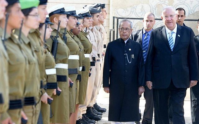 Indian President Pranab Mukherjee, left, inspects IDF troops with President Reuven Rivlin during the first official visit to Israel of an Indian leader, October 14, 2015 (Mark Neyman/GPO)