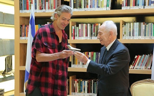 Matisyahu receiving a token of peace from Shimon Peres (Courtesy Orit Pnini)
