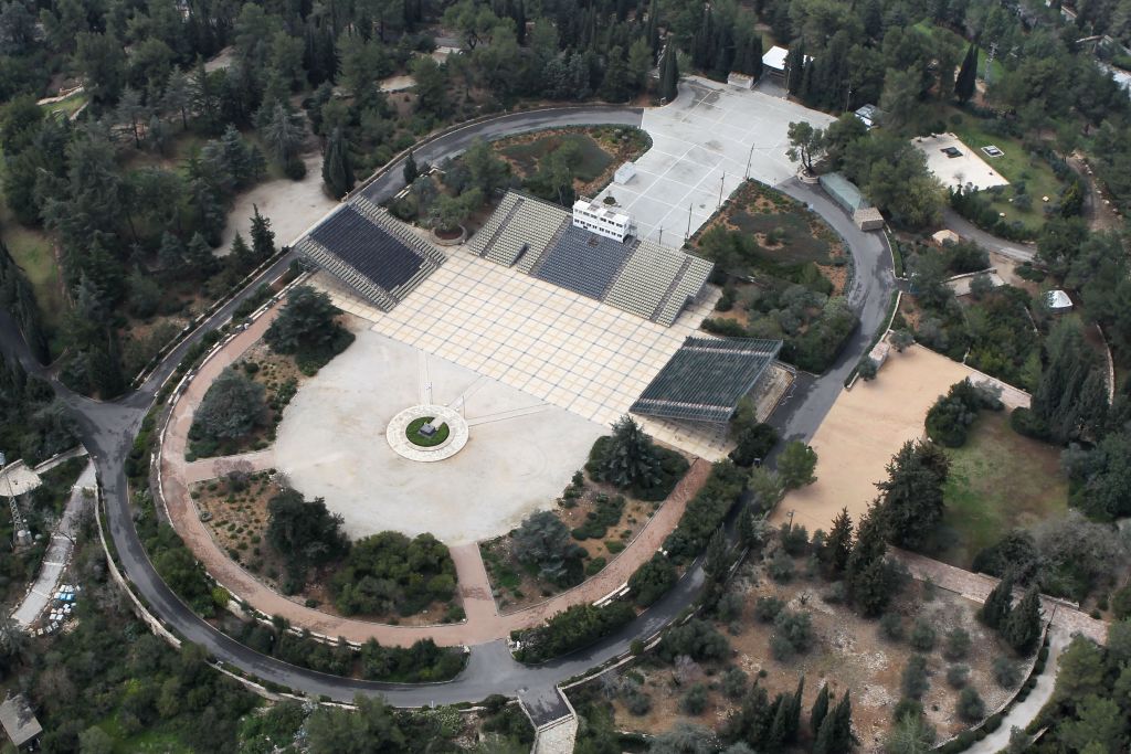 A bird's eye view of Theodor Herzl's grave (Nati Shochat/Flash 90)
