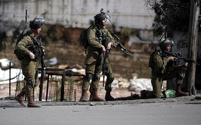 Israeli security forces stand in the street during clashes with Palestinian demonstrators in the West Bank city of Hebron, on October 30, 2015. (AFP/Thomas Coex, File)