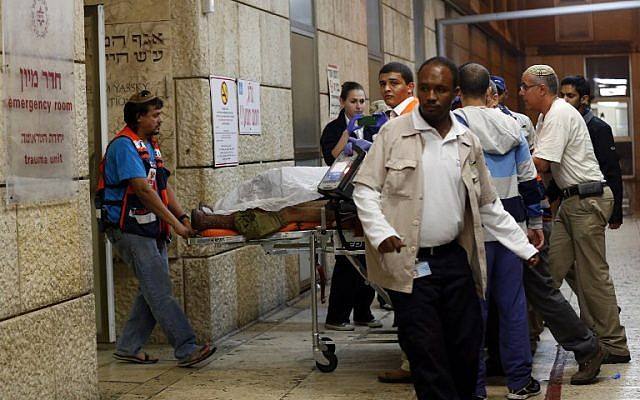 A wounded Israeli soldier arrives at Hadassah Ein Kerem hospital in Jerusalem on November 6, 2015, after he was shot and seriously hurt south of Hebron. (AFP PHOTO/AHMAD GHARABLI)