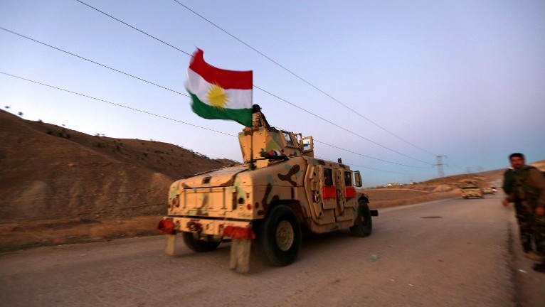 Iraqi Kurdish forces take part in an operation backed by US-led strikes in the northern Iraqi town of Sinjar on November 12, 2015, to retake the town from the Islamic State group and cut a key supply line to Syria. (AFP PHOTO / SAFIN HAMED)
