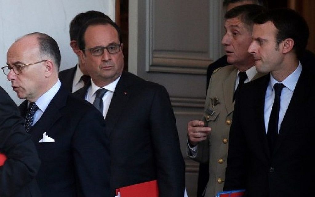 (L-R) France's Interior Minister Bernard Cazeneuve, President Francois Hollande, Chief of the Defense Staff General Pierre de Villiers and Economy Minister Emmanuel Macron leave the Elysee Palace in Paris after a security meeting on November 14, 2015. (AFP PHOTO / STEPHANE DE SAKUTIN)
