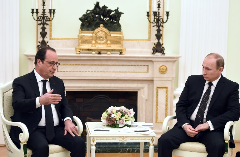 Russian President Vladimir Putin (R) meets with French President Francois Hollande (L) on November 26, 2015 at the Kremlin in Moscow. (Stephane de Sakutin/AFP)