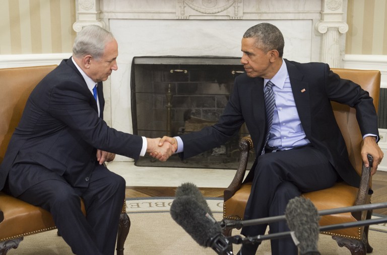 US President Barack Obama, right, and Israeli Prime Minister Benjamin Netanyahu shake hands during a meeting in the Oval Office of the White House in Washington, DC, November 9, 2015. (AFP/Saul Loeb)
