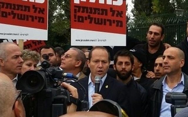Jerusalem Mayor Nir Barkat in a protest in mid-November calling on Finance Minister Moshe Kahlon "not to disconnect from Jerusalem." (Courtesy Jerusalem Municipality)