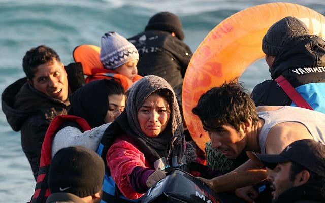 Refugees aboard a dingy set out from the Turkish coast heading for the Greek island of Chios, October 31, 2015. (AP/Emre Tazegul)
