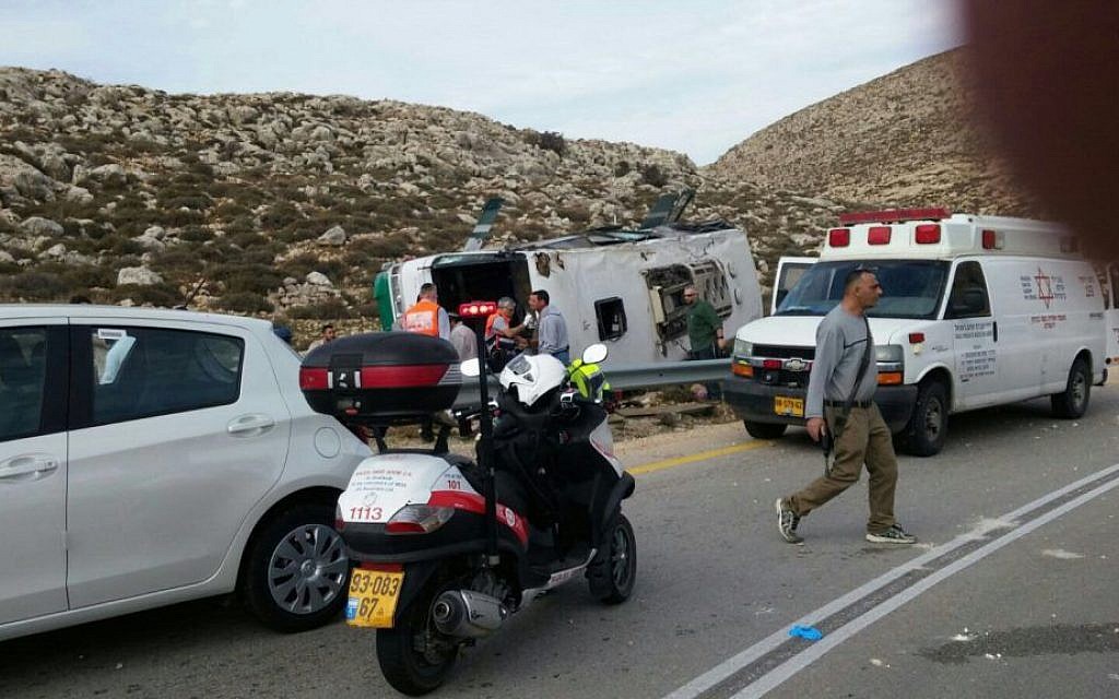 Ambulances and security personnel arrive on the scene of a deadly bus accident near Kochav HaShachar in the West Bank on November 26, 2015. (Magen David Adom)