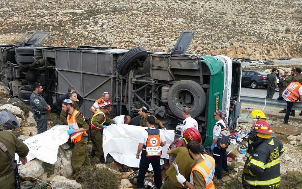 Ambulances and security personnel arrive on the scene of a deadly bus accident near Kochav HaShachar in the West Bank on November 26, 2015. (Magen David Adom)