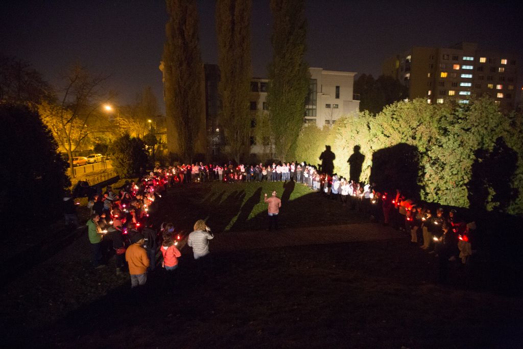 Gathered on October 31, 2015 in the heart of Warsaw's former Jewish ghetto, more than 200 Israeli and American college students commemorated the 75th anniversary of the ghetto's creation by the Nazis in 1940. (Elan Kawesch/The Times of Israel)