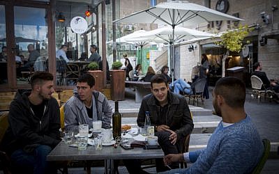 Israelis at a restaurant in downtown Jerusalem, on Saturday, November 01, 2014. (Miriam Alster/FLASH90)