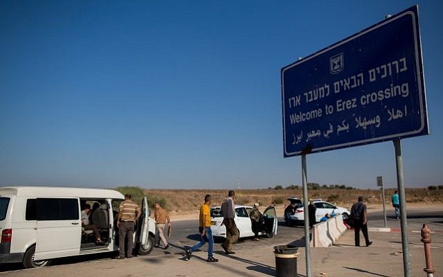 Palestinians arrive to cross into Gaza at the Erez Crossing between Israel and the Gaza Strip on September 3, 2015. (Yonatan Sindel/Flash90)
