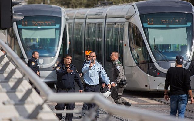 Israeli security forces at the scene of a stabbing attack on the light rail in the northern Jerusalem neighborhood of Pisgat Ze'ev, November 10, 2015. (Yonatan Sindel/Flash90)