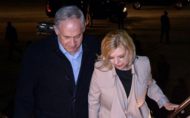 Prime Minister Benjamin Netanyahu and his wife Sara board their flight back to Israel after their visit to Washington, on November 11, 2015. (Photo by Haim Zach / GPO)