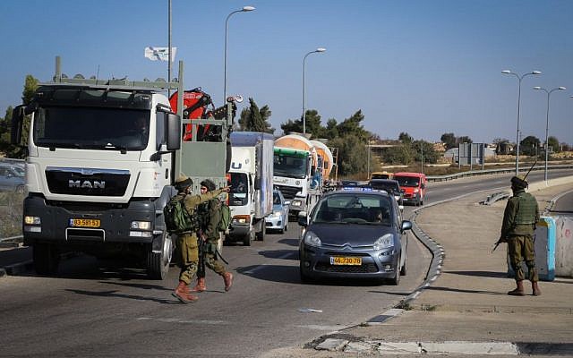 IDF soldiers on guard at the Gush Etzion junction, an area which has been hit by several terror attacks in the past weeks, November 23, 2015. (Gershon Elinson/FLASH90)