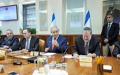 Prime Minister Benjamin Netanyahu leads the weekly government meeting, at the Prime Minister's Office in Jerusalem on November 29, 2015. (Emil Salman/Pool) 