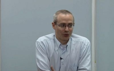 Ran Baratz delivers a lecture at The Jewish Statesmanship Center. (screen capture: YouTube/mmedinaut)