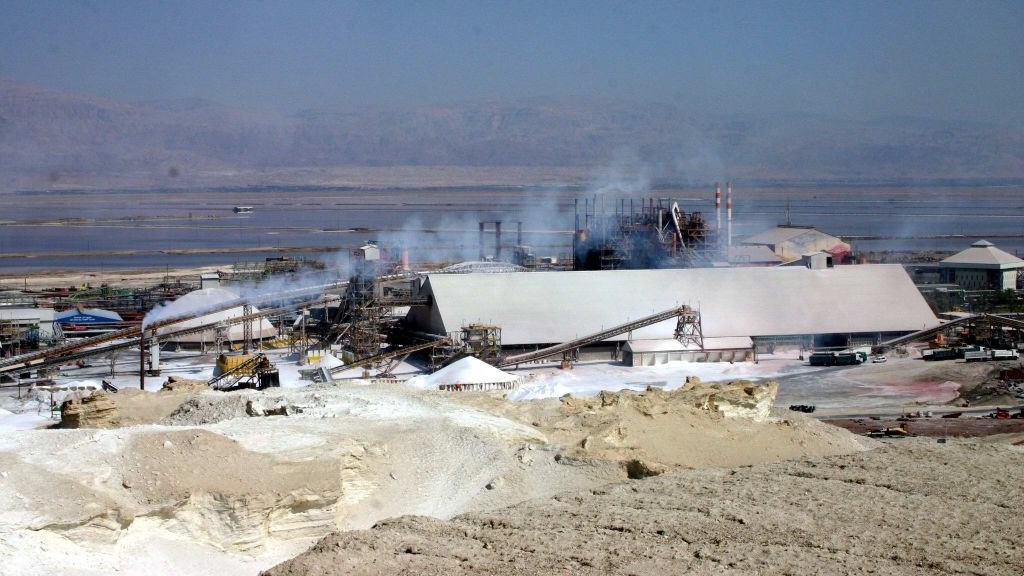 Dead Sea Works viewed from overlook (Shmuel Bar-Am)