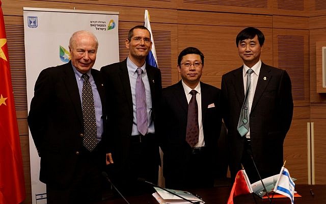 Officials of Oramed and HLST at the signing, November 30, 2015. (L to R): Prof. Avram Hershko, Oramed Scientific Advisory Board; Nadav Kidron, Oramed CEO; Bin Zhou, Sinopharm Vice General President;  Xiaoming  Gao, HTIT Chairman (Maoz Vaystooch)
