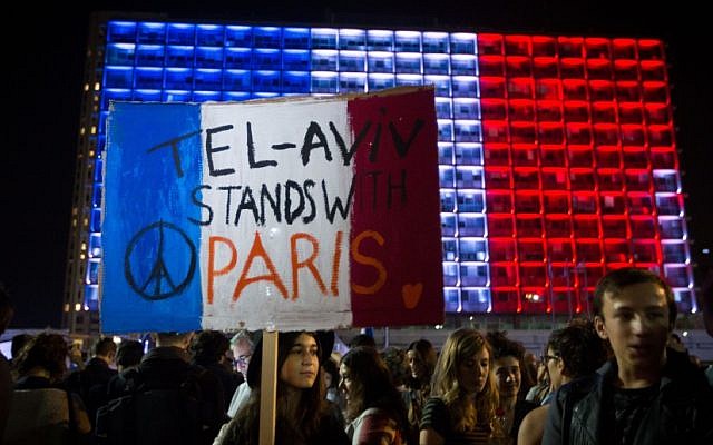 Hundreds of Israelis attend a rally at Rabin square in Tel Aviv, in solidarity with Paris, and in tribute of the victims killed in last night's terror attacks in Paris, France. November 14, 2015. (Miriam Alster/FLASH90)