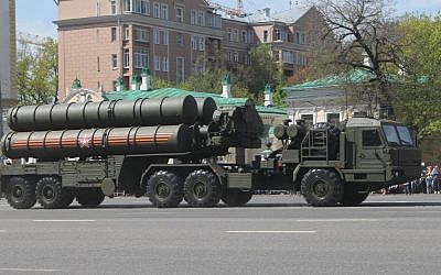 The S-400 anti-aircraft missile system on display in Russia. (CC BY-SA Соколрус/Wikimedia)