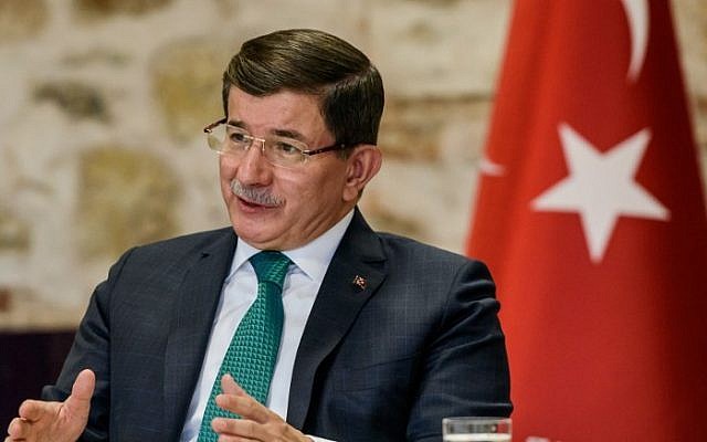 Turkish Prime Minister Ahmet Davutoglu speaks during a meeting with foreign media at the prime minister's office in Istanbul, December 9, 2015. (AFP/Ozan Kose)