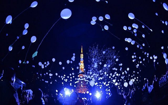 People release balloons to celebrate the New Year at the Prince Park Tower in Tokyo on January 1, 2016. 
(AFP/Kazuhiro Nogi)