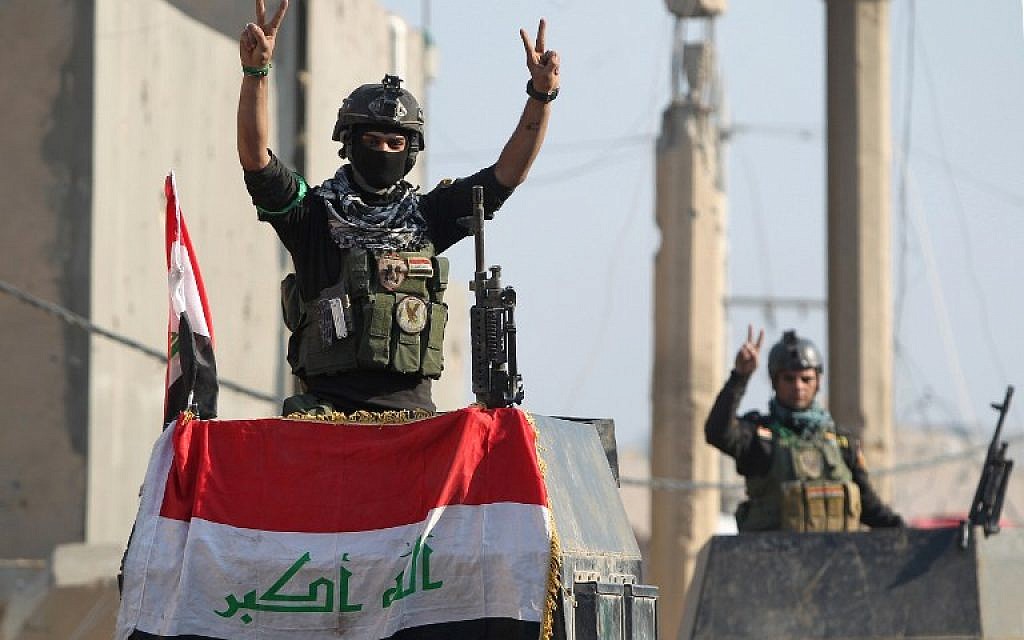 Members of Iraq's elite counter-terrorism service flash the "V" for victory sign on December 29, 2015 in the city of Ramadi after Iraqi forces recaptured it from the Islamic State jihadist group. AFP/Ahmad al-Rubaye)