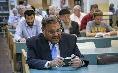Rabbi Shlomo Riskin, chief rabbi of Efrat, during a prayer service held in celebration of his renewed appointment as the settlement rabbi after a long battle with the chief rabbinate on July 6, 2015. (Gershon Elinson/Flash90)
