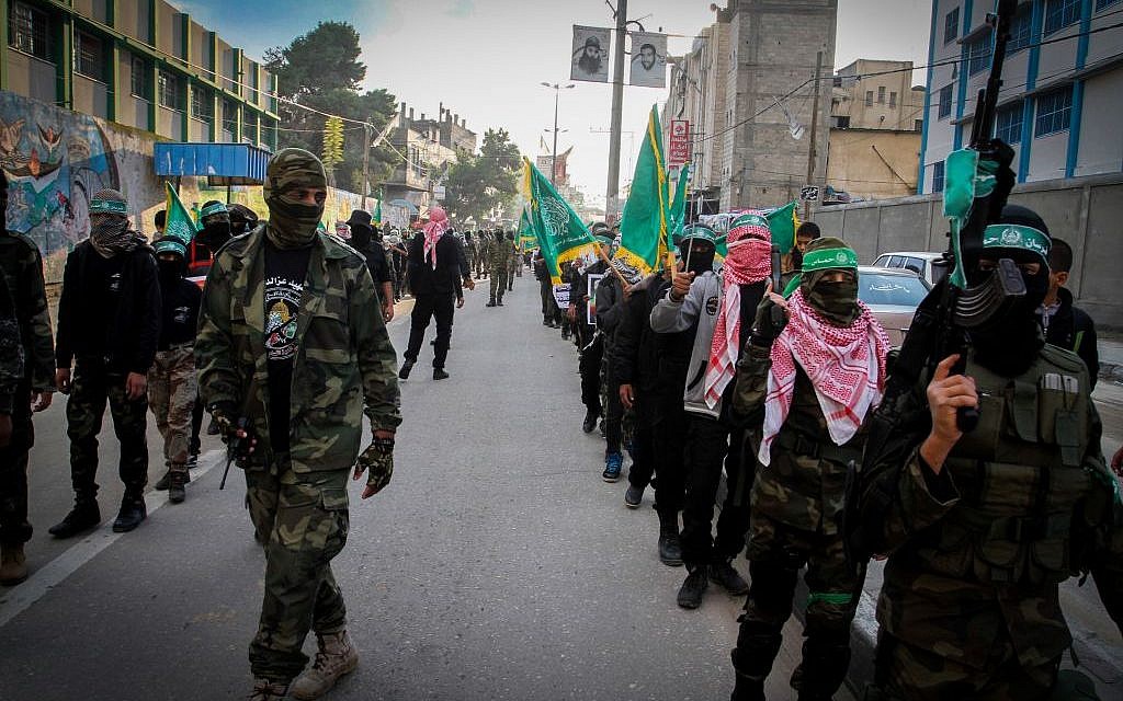 Palestinian youth supporting the Hamas movement take part in a rally marking the 28th anniversary of Hamas' founding, in Rafah, southern Gaza strip, December 14, 2015. (Abed Rahim Khatib/FLASH90)
